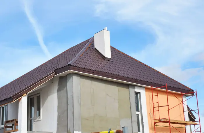 Un travail effectué sur une maison dans l'Essonne : chantier de ravalement de façade en cours à Chilly-Mazarin