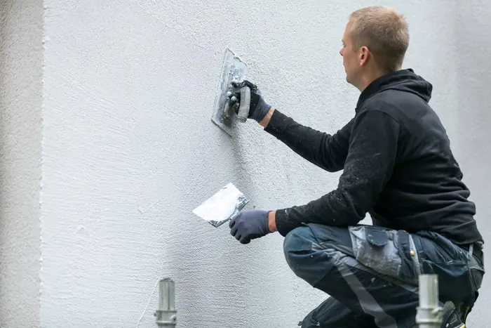 Façadier d'Aidan Rénovation sur un chantier de ravalement dans l'Essonne