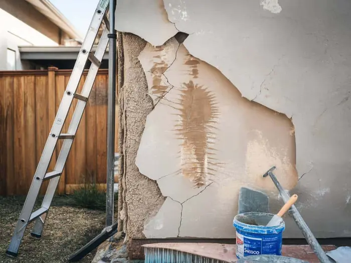 Reprise d'un enduit cloqué sur une façade